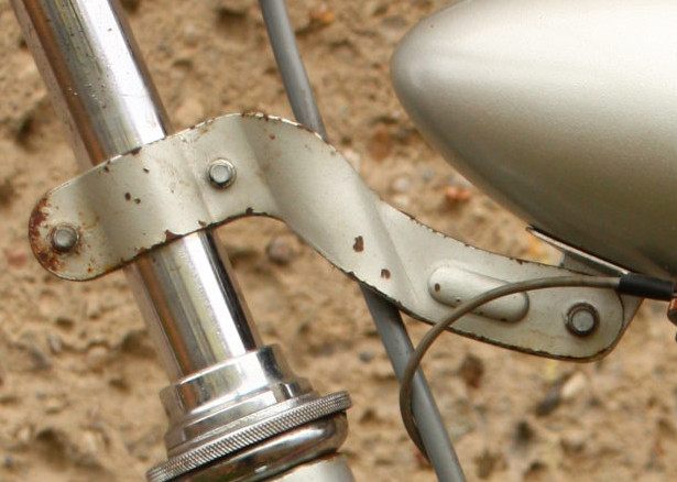 Datei:Lampenhalter mit Aussparung für Seilzug.JPG