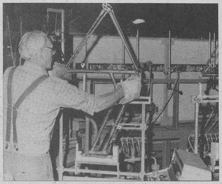 Datei:MIFA Rahmenfertigung Flammfeldlötmaschine um 1987.jpg