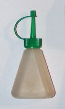 Ölkännchen aus Kunststoff - als Teil des Bordwerkzeugs Werkzeugtaschen beigelegt. Hier: 1970.