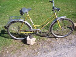 Ein Diamant Modell 35 160 aus dem Jahre 1979. Zu dieser Zeit schon mit neuem Lenker, neuem Lackierungsschema und neuem Rahmendekor (wiederum mit "IFA-Raute"), jedoch noch mit altem Gepäckträger.