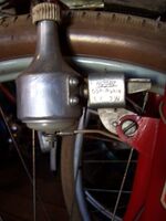 Zeitraum: 1974 bis 1977 Verwendung: alle Fahrradtypen Material: Aluminium, Stahl (verzinkt) Unterteil: Kunststoff (grau) Bemerkungen: nunmehr Prägung u.a. mit "DDR Ruhla"