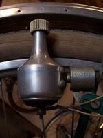 Dynamo Typ 8007.4 Zeitraum: 1967 bis 1969 Verwendung: alle Fahrradtypen Material: Aluminium, Stahl (verzinkt) Unterteil: Kunststoff (schwarz oder grau) Bemerkungen: