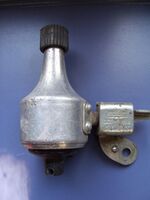 Dynamo Typ 8007.4 Zeitraum: 1986 bis 1990 Verwendung: alle Fahrradtypen Material: Aluminium, Stahl (verzinkt) Unterteil: Kunststoff (schwarz) Bemerkungen: Dynamolaufrolle nunmehr aus Plastik statt aus Keramik; Baujahr nun an Unterseite und nicht mehr auf Rückseite des Andrückers geprägt