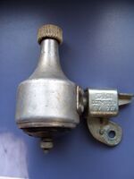 Dynamo Typ 8007.4 Zeitraum: 1977 bis 1984 Verwendung: alle Fahrradtypen Material: Aluminium, Stahl (verzinkt) Unterteil: Kunststoff (schwarz) Bemerkungen: