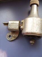 Dynamo Typ 8007.4 Zeitraum: 19?? bis 1990 Verwendung: für den Export in die Niederlande und BRD Material: Aluminium, Stahl (verzinkt) Unterteil: Kunststoff Bemerkungen: für Export mit geändertem Andrückmechanismus, sonst gleiche Merkmale wie übrige FER-Dynamos