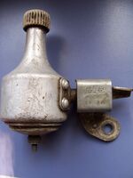 Dynamo Typ 8007.4 Zeitraum: 1969 bis 1971 Verwendung: alle Fahrradtypen Material: Aluminium, Stahl (verzinkt) Unterteil: Kunststoff (grau) Bemerkungen: nunmehr mit eckigem Andrückmechanismus; schwache Prägung u.a. mit "DDR"