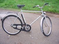 Dieses Fahrrad aus dem Jahre 1986 ist weitgehend orginal erhalten, nur der Aufkleber am Unterrohr ist nicht mehr vorhanden. Es besitzt einen PUR-Sattel und einen Kettenschutz aus Kunststoff.