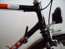 Die hier gezeigte Zweifarblackierung gab es offenbar nur bei den Modellen 207 und 257.