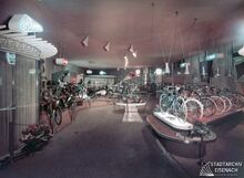 "Blick auf die Zweirad-Ausstellung im Anbau des IFA-Pavillon." (Frühjahrsmesse 1956)