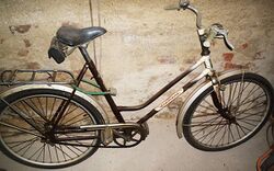 Dieses Exemplar aus dem Jahre 1978 besitzt noch das alte Lackierungsschema und Rahmendekor. Am Sattelrohr wurde das Dekor schon geringfügig verändert, dort ist bereits die "IFA-Raute" zu finden. Unter der IFA Raute ist nocheinmal das Abziehbild der Gabel angebracht. In dieser Ausführung wurden die Räder nur kurzzeitig ausgeliefert.