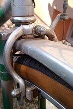 Alda-Seitenzugbremse (lange Ausführung) Zeitraum: 195x bis 196x Verwendung: Mifa-Sporträder Material: Aluminium Bemerkungen: lange Bremsschenkel für die Verwendung an Fahrrädern mit 1,75"-Bereifung; baugleicher Vorläufer zur Rasant Type 300 Bremse