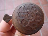 Zeitraum: vrmtl. frühe 50er Jahre Hersteller: LUMET Verbaut an: evtl. Zubehörteil Deckel: Stahl Unterteil: Stahl Bemerkungen: Gütezeichen "1" und Betriebsnummer auf Drücker