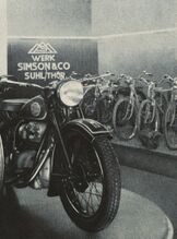 Präsentation von Simson-Fahrrädern auf der Leipziger Messe, 1951. Im Vordergrund das Motorrad AWO 425.