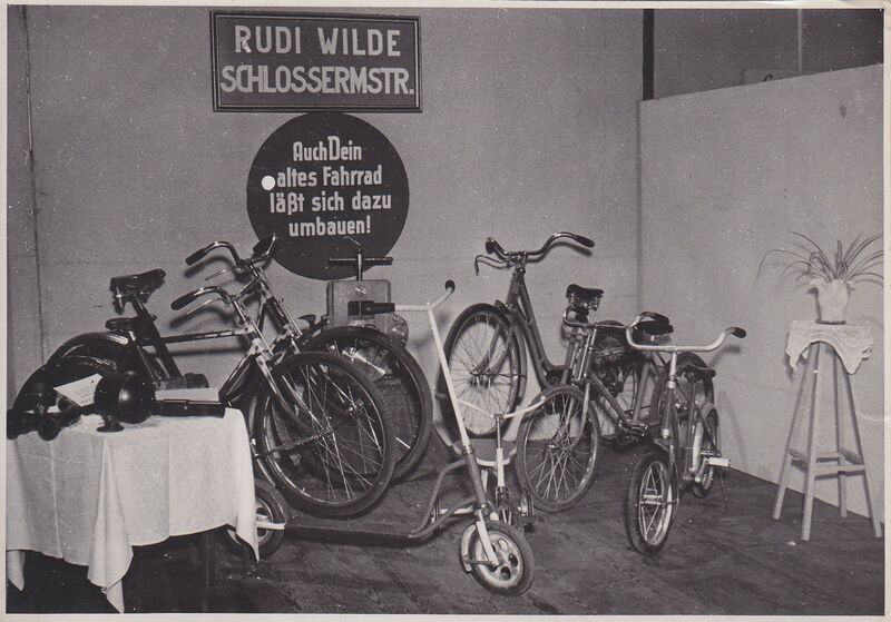 Datei:Ausstellung aufgearbeiteter Fahrräder Rudi Wilde.jpg