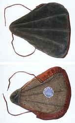 Zeitraum: Mitte/Ende 1950er Jahre Obermaterial: Plüsch Hersteller: BEDA Bemerkungen: "Strahlenform-Elastik", sehr dicke Polsterung