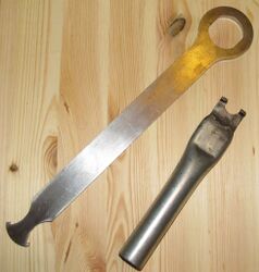 2. Werkzeuge (Nachbau) Die sehr einfach ausgeführten Originalwerkzeuge sind wenig belastbar und deshalb heute nur noch selten zu finden. Daher sind moderne Werkzeuge generell besser geeignet und meist haltbarer. Benötigt werden: Tretlager-Schlüssel und Stirnschlitz-Schlüssel Alternativen: - Maulschlüssel (Weite: 34mm) - Hakenschlüssel (Durchmesser: 44mm) - Stirnlochschlüssel