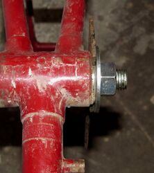 7. Werkzeugführung Meist sitzt die Lagerschale sehr fest und wegen der großen Kräfte auf den kleinen Planflächen ist das Risiko, dass das Werkzeug abrutscht, sehr hoch. Darum sollte der Maulschlüssel seitlich geführt bzw. fixiert werden. Dazu wird eine kurze M16-Schraube von innen durch die Lagerschale gesteckt, das Werkzeug angesetzt, eine M16-Unterlegscheibe (∅A≥40mm) aufgesetzt und alles mit einer Mutter fixiert. Wenn sich die Lagerschale gelöst hat, kann die Scheibe meist schon entfernt werden, weil das weitere Ausschrauben leichter gehen sollte.