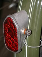 Kurzes Balaco-Rücklicht in Hausform, grober Reflektor, silbern lackiert, Baujahr 1959, verbaut an: v.a. Diamant-Rädern, Material: Aluminium, Glas