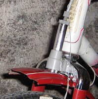 Seilzugstempelbremse, verwendet ca. 1970 - 1980 (danach schwarzer Kunststoff); Material: Kunststoff, Stahl