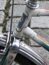 Steuerkopfmuffen an Diamant-Tourensporträdern von 1954 bis 1990, bereits etwas filigraner gestaltet. Diese wurden in dentischer Form auch an den Tourensporträdern von Mifa (ab 1971) und IFA Touring (ab 1986) verwendet.