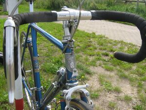 Auf diesem Bild sind die bereits 1959 geänderten Steuerkopfmuffen deutlich zu erkennen, ebenso der eher seltene Steuersatz, den Diamant selbst herstellte.