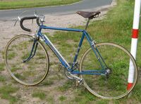 Zu dieser Zeit wurden die Schalthebel noch direkt am Rahmen angeschraubt. Weitere Ausstattungsdetails: Umwerfer von Alda, Langstreckenpedale von Infesto