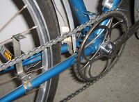 Bei den Luxus-Sporträdern von Diamant wurde der Kettenschutz an Laschen angeschraubt, die am Sattel- und Unterrohr angelötet waren. Darüber hinaus sorgte eine Halterung, die auf der Kettenstrebe befestigt wurden, für zusätzliche Stabilität.