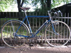 Ab 1961 trugen die Rennräder wiederum neue Bezeichnungen. Das abgebildete Modell 35 707 (Baujahr 1962) besitzt eine Zehngang-Kettenschaltung sowie eine Straßenausstattung (Schutzbleche jedoch nicht original).