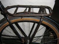 Gepäckträger für Tourenräder; verwendet bis ca. Mitte der Fünfziger Jahre; Material: Stahl; meist in Rahmenfarbe lackiert)