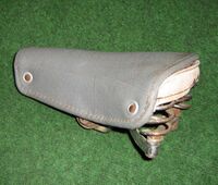 Terry-Sattel von Möve Zeitraum: spätestens 1965 bis 1969? Verwendung: Luxussporträder von Diamant, vermtl. Klappräder der späten 60er Jahre 'Decke: Kunstleder Gestell: Stahl, verchromt Bemerkungen: Unisex-Ausführung für Damen- und Herrenräder, mit Halter für Satteltasche, zweifarbig