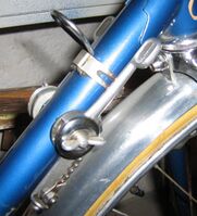 Zeitraum: 1959 - 1960/61 Verwendung: Diamant Rennräder, Diamant Luxus-Sporträder Material: Aluminium, Stahl (verchromt) Bemerkungen: Flügelschraube aus Aluminium; Montage direkt am Rahmen oder mittels Schelle