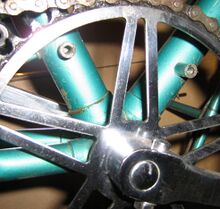 An Sport- und Tourensport-Damenrädern von Diamant wurde der Kettenschutz stets an Anlötteile des Rahmens angeschraubt statt geklemmt. Ab 1962 erfolgte die Verschraubung an Hülsen (Foto). Später wurden auch Herrenräder und Räder anderer Hersteller damit ausgestattet.
