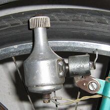 Dynamo Typ 8007.4 Zeitraum: 1966 bis 1967 Verwendung: alle Fahrradtypen Material: Aluminium, Stahl (verzinkt) Unterteil: Aluminium Bemerkungen: nunmehr ohne Öleinfüllschraube; dennoch gab es mind. bis 1972 noch FER-Dynamos, die eine rote Öleinfüllschraube besaßen