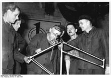 "Die Brigade Todte bei einer Produktionsbesprechung über Vereinfachungen im Bau von Fahrradrahmen." (März 1951)