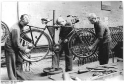 Fahrradproduktion bei IFA Schönebeck. "Ein Geschenk für einen koreanischen Jugendfreund Das Lernaktiv "Sturmvogel" der Lehrwerkstatt Schönebecker Fahrzeugwerke IFA arbeitet zur Zeit an der Fertigstellung eines Spezialfahrrades, das die FDJ-Betriebsgruppe des Werkes anläßlich der Weltjugendfestspiele 1951 in Berlin einem koreanischen Freiheitskämpfer zum Geschenk machen will." (April 1951)