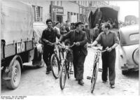 Verkauf von Fahrrädern in mobilen HO-Verkaufsstellen, hier im Eisenhüttenkombinat Ost Fürstenberg/Oder (später Stalinstadt) (Mai 1952).