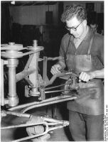 Säubern der Rahmen nach dem Löten. Die hier gezeigte Maschine ersetzte die mühevolle Handarbeit. (April 1953)