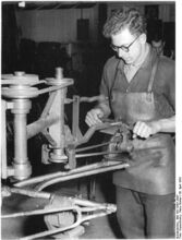 Säubern der Rahmen nach dem Löten. Die hier gezeigte Maschine ersetzte die mühevolle Handarbeit. (April 1953)
