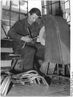 Vor dem Verchromen wurden die Lenker poliert. (April 1953)