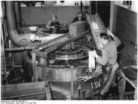 Die Lenker wurden in einem sog. Ringchrombad verchromt. "An ein Band aufgehängt, laufen die Lenker eine bestimmte Zeit durch das Chrombad." (April 1953)
