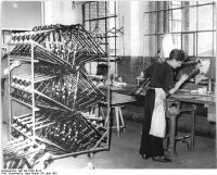 Linierung der Fahrradrahmen (1). (April 1953)