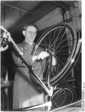 "Hermann Pfeffer ist Brigadier in der Fahrrad-Endmontage. Die Brigade arbeitet nach technisch begründeten Arbeitsnormen am Band. Brigadier Pfeffer, der zum 1. Mai als Aktivist vorgeschlagen ist, hat eine einmalige Fingerfertigkeit bei der Montage der Fahrradkette." (April 1953)