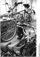 "Seit einem Jahr betreut der 49jährige Hans Flathau die Reparaturwerkstatt für Fahrräder im VEB Waggonbau Dessau. Bis zu 158 Räder gehören zu seinem Tagesservice für Notfälle und eilige Kunden, wenn die die Luft ausging oder Speichen zu wechseln sind. Im Jahresdurchschnitt bringt es die kleine Werkstatt im Parkplatz des Großbetreibes auf 400 bis 600 Reparaturen, den Ersatzteilservice nicht mit eingerechnet." (Oktober 1985)