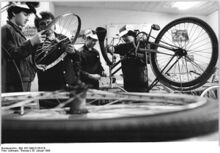 "Wie repariere ich fachgerecht ein Fahrrad? Diese Frage lernen Schüler der 8. Klasse im Laufe ihrer Ausbildung im Kabinett für Fahrradreparatur des VEB Fotochemisches Kombinat Wolfen theoretisch und praktisch beantworten. Sie leisten im polytechnischen Unterricht zugleich nützliche Arbeit - im Kombinat gibt es 2 4000 Fahrräder, die von den Jungen und Mädchen instandgesetzt werden." (Januar 1988)