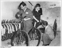 "In einem HO-Geschäft in Halle werden die Fahrräder montiert." (Juli 1953)