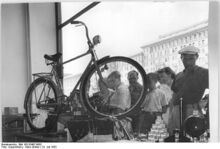 Schaufenster eines Fahrradgeschäftes in der Berliner Stalinallee (Juli 1953).