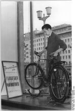 "Am 23.9.1953 wird im Block C-Nord in der Stalinallee eine neue HO-Spezialverkaufsstelle für Fahrräder und Motorräder eröffnet. Der Verkäufer Karl-Heinz Peudner bei den letzten Dekorationsarbeiten." (September 1953)