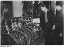 Präsentation und Verkauf von Fahrrädern im HO-Geschäft für Autos, Motorräder und Fahrräder am Alexanderplatz (Oktober 1953).