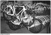"Ein Blick in den Lagerraum des Fahrradlagers vom VEB-Fahrzeug und Gerätewerk Simson, Suhl." (November 1953)