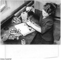 "Wenn die Motoren ihren Probelauf hinter sich haben und als in Ordnung befunden werden, bekommt sie die junge Mechanikerin Helga Bräuner als letzte, um das Öl aus dem Kurbelgehäuse abzulassen und um die Erzeugungsnummer einzuschlagen. Mit der "Geburtsurkunde" und dem Garantieschein versehen, kommen die Motoren dann in die Packerei, um ihren Weg zu dem Käufer anzutreten." (September 1954)